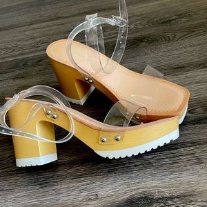 These are cute wedge heel Sandals worn once from Steve Madden 🥰